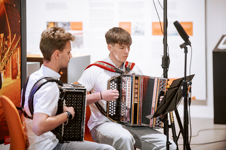 Nik Valenci, Anže Libnik, mentor prof. Jože Mandl